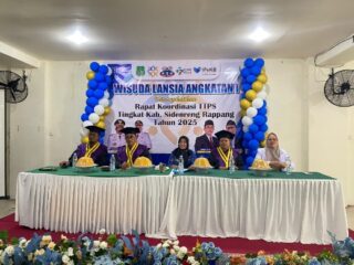 Disaksikan Wabup Nurkanaah, 35 Peserta Sekolah Lansia Fella Diwisuda