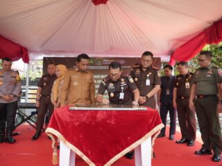 Perkuat Ketahanan Pangan, Kajati Sulsel Titip Aset Rampasan Rp2 Miliar ke Bulog di Sidrap