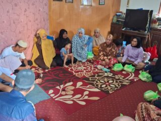 Puluhan Muallaf Terima Bingkisan Sembako Tim RMS Berbagi