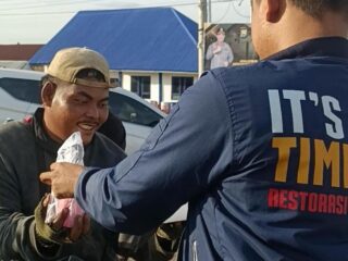 NasDem Berbagi Tebar Berkah Ramadan di Amparita, Takjil Dibagikan untuk Warga