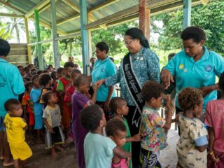 Usai Dikukuhkan, Elisabeth Y. Flassy Wandik Langsung Sambangi Anak-Anak PAUD di Distrik Terjauh Tolikara