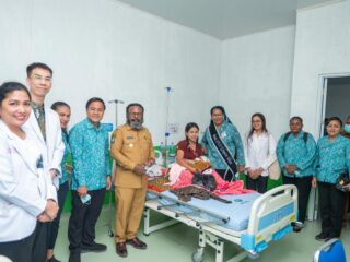 Bupati Wilem Wandik Sambangi Pasien RSUD Tolikara, Tegaskan Komitmen Hadirkan Layanan Kesehatan Berkualitas