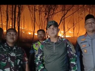 Tak Hanya Pantau, Dandim 1420 Sidrap Turun Langsung Jinakkan Api di Mattirotasi