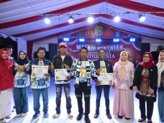 HUT ke-81 RI di Kalosi Meriah, Bupati Sidrap Beri Penghargaan Desa Pembayar PBB Tercepat
